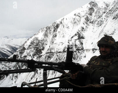 Fahrzeuge fahren zwischen Schneewände nach Srinagar-Leh Landstraße für den Verkehr in Zojila, 108 km (67 Meilen) östlich von Srinagar, 15. April 2008 geöffnet wird. Die 443 km (275 Meilen) lange Autobahn von indische Armee Behörden für den Verkehr am Dienstag nach verbleibenden snowbound am Zojila-Pass, 3.530 mir eröffnete Stockfoto