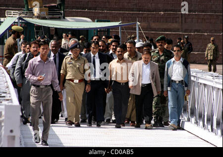 Mitglieder der Wirtschaftsdelegation von Pakistan verwalteten Kaschmir Spaziergang mit ihren indischen Kollegen in Kaman Post, 118 km (73 Meilen) nördlich von Srinagar-Sommer in der Hauptstadt des indischen Kaschmir, 9. Oktober 2008. Indien und Pakistan haben Regelungen, eine Grenze-Route für den bilateralen Handel zu öffnen einig. Stockfoto