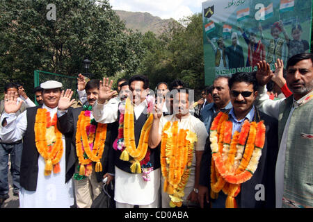 Mitglieder der Wirtschaftsdelegation aus Pakistan verwalteten Kaschmir Welle während eines Besuchs bei Kaman Post, 118 km (73 Meilen) nördlich von Srinagar-Sommer in der Hauptstadt des indischen Teil Kaschmirs, 9. Oktober 2008. Indien und Pakistan haben Regelungen soll eine Grenze-Route für den bilateralen Handel in umstrittenen Kashmi einig. Stockfoto