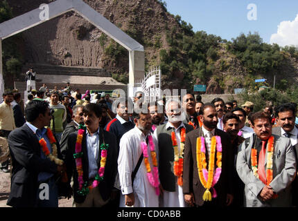 9. Oktober 2008 - Uri, Kaschmir, Indien - Mitglieder der Wirtschaftsdelegation aus Pakistan verwalteten Kaschmir gehen mit ihren indischen Kollegen in Kaman Post, 118 km (73 Meilen) nördlich von Srinagar-Sommer in der Hauptstadt des indischen Kaschmir. Indien und Pakistan haben vereinbart, über die Modalitäten eine Grenze zu öffnen route fo Stockfoto