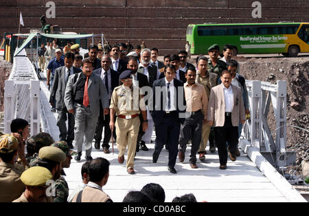 Mitglieder der Wirtschaftsdelegation von Pakistan verwalteten Kaschmir Spaziergang mit ihren indischen Kollegen in Kaman Post, 118 km (73 Meilen) nördlich von Srinagar-Sommer in der Hauptstadt des indischen Kaschmir, 9. Oktober 2008. Indien und Pakistan haben Regelungen, eine Grenze-Route für den bilateralen Handel zu öffnen einig. Stockfoto