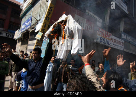 Kashmiri muslimische Demonstranten verbrennen ein Bildnis der pakistanische Präsident Asif Ali Zardari nach seine jüngste Aussage, in dem er die Kashmiri als militante während einer Protestaktion gegen indische Premierminister Manmohan Singh Besuch in Srinagar-Sommer in der Hauptstadt des indischen Teil Kaschmirs 10. Oktober 2008 beschrieb. Singh angekommen Stockfoto