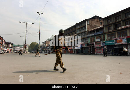 Indische paramilitärische Soldaten patrouillieren auf einer verlassenen Straße während eines Streiks von separatistischen Führer in Srinagar-Sommer in der Hauptstadt des indischen Kaschmir 24. Oktober 2008 genannt. Geschäften, Unternehmen und Schulen geschlossen in Kaschmir Hauptstadt am Freitag nach einem Streik von Separatisten für die Durchführung des Drücken einer Stockfoto