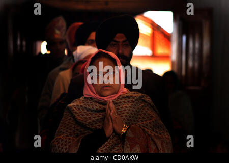 Kashmiri Sikh Gebete anlässlich 539. Geburtstag von Guru Nanak Dev Ji, der Gründer von Sikhism, innen ein Guruduwara oder Sikh Tempel in Srinagar captial des indischen Kaschmir 0n Sommer 13.11.2008 Foto/Altaf Zargar/Zuma Press Stockfoto