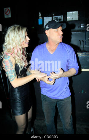 Gin Wigmore und Steve Madden besuchen ihre Leistung in der Mercury Lounge am 26. April 2010 in New York. Stockfoto