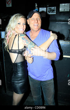 Gin Wigmore und Steve Madden besuchen ihre Leistung in der Mercury Lounge am 26. April 2010 in New York. Stockfoto