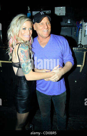 Gin Wigmore und Steve Madden besuchen ihre Leistung in der Mercury Lounge am 26. April 2010 in New York. Stockfoto