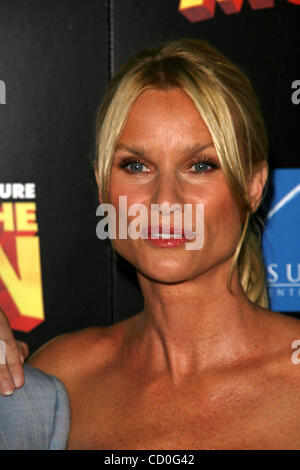 3. August 2008 - Hollywood, Kalifornien, US - I13570CHW.'' FLY ME TO THE MOON'' LOS ANGELES PREMIERE. DIRECTORS GUILD OF AMERICA, HOLLYWOOD, CA.08/03/08.NICOLLETTE SHERIDAN (Kredit-Bild: © Clinton Wallace/Globe Photos/ZUMAPRESS.com) Stockfoto