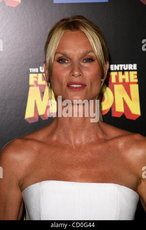 3. August 2008 - Hollywood, Kalifornien, US - I13570CHW.'' FLY ME TO THE MOON'' LOS ANGELES PREMIERE. DIRECTORS GUILD OF AMERICA, HOLLYWOOD, CA.08/03/08.NICOLLETTE SHERIDAN (Kredit-Bild: © Clinton Wallace/Globe Photos/ZUMAPRESS.com) Stockfoto