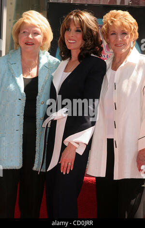 10. April 2008 - Hollywood, Kalifornien, US - I13163CHW. SOAP-STAR KATE LINDER geehrt mit einem Stern auf dem HOLLYWOOD WALK OF FAME.7021 HOLLYWOOD BLVD, HOLLYWOOD, CA.04/10/08.KATE LINDER, LEE PHILLIP BELL und JEANNE COOPER (Kredit-Bild: © Clinton Wallace/Globe Photos/ZUMAPRESS.com) Stockfoto