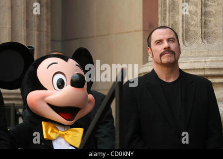 25. April 2008 - Hollywood, Kalifornien, US - I13321CHW. MICHAEL D. EISNER STERNE ZEREMONIE AUF DEM HOLLYWOOD BOULEVARD WALK OF FAME.EL CAPITAN THEATRE, HOLLYWOOD, KALIFORNIEN-04-25-2008.JOHN-TRAVOLTA MIT MICKEY MOUSE. (Kredit-Bild: © Clinton Wallace/Globe Photos/ZUMAPRESS.com) Stockfoto