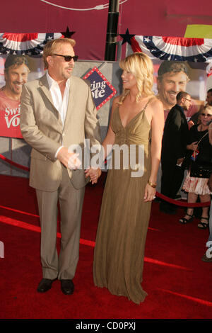 24. Juli 2008 - Hollywood, Kalifornien, US - I13416CHW.'' SWING VOTE'' WORLD PREMIERE .EL CAPITAN THEATRE, HOLLYWOOD, CA.07/24/08.KEVIN COSTNER und Frau CHRISTINE BAUMGARTNER (Kredit-Bild: © Clinton Wallace/Globe Photos/ZUMAPRESS.com) Stockfoto