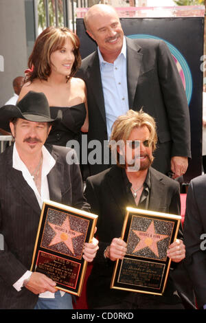 4. August 2008 - Hollywood, Kalifornien, US - I13427CHW. PREISGEKRÖNTE US-AUFNAHME KÜNSTLER BROOKS & DUNN GEEHRT MIT STERN AUF DEM HOLLYWOOD WALK OF FAME.7021 HOLLYWOOD BLVD, HOLLYWOOD, CA.08/04/08.DR PHIL MCGRAW UND FRAU ROBIN MCGRAW POSIERT MIT KIX BROOKS UND RONNIE DUNN. (Kredit-Bild: © Clint Stockfoto