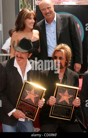 4. August 2008 - Hollywood, Kalifornien, US - I13427CHW. PREISGEKRÖNTE US-AUFNAHME KÜNSTLER BROOKS & DUNN GEEHRT MIT STERN AUF DEM HOLLYWOOD WALK OF FAME.7021 HOLLYWOOD BLVD, HOLLYWOOD, CA.08/04/08.DR PHIL MCGRAW UND FRAU ROBIN MCGRAW POSIERT MIT KIX BROOKS UND RONNIE DUNN. (Kredit-Bild: © Clint Stockfoto