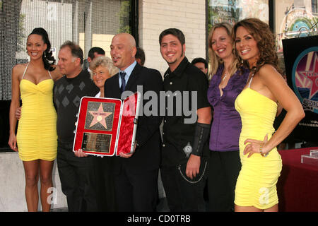 4. September 2008 - Hollywood, Kalifornien, US - I13674CHW.'' HOWIE MANDEL'' MIT EINEM STERN AUF DEM HOLLYWOOD WALK OF FAME GEEHRT. HOLLYWOOD BLVD, HOLLYWOOD, CA.09/04/08.HOWIE MANDEL und Familie mit DEAL OR NO DEAL-GIRLS TAMEKA JACOBS und PATRICIA KARA (Kredit-Bild: © Clinton Wallace/Globe Fotos/ZUMA Stockfoto