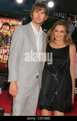 11. August 2008 - Hollywood, Kalifornien, US - I13574CHW.'' TROPIC THUNDER'' LOS ANGELES PREMIERE VON DREAMWORKS VORGESTELLT. Manns VILLAGE THEATRE, WESTWOOD, Kalifornien-08-11-2008.ALICIA-SILVERSTONE und Ehemann CHRISTOPHER JARECKI (Kredit-Bild: © Clinton Wallace/Globe Photos/ZUMAPRESS.com) Stockfoto