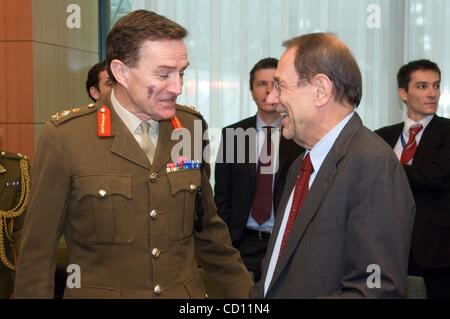 24. November 2008 - Brüssel, Belgien - Oberstleutnant MARKO JUHANI EKSTRÖM auf Befehl der finnischen in Operation Althea Friedenstruppen. Ekström und JAVIER SOLANA, Generalsekretär des Rates der Europäischen Union und hoher Vertreter für die gemeinsame Außen- und Sicherheitspolitik an der start Stockfoto