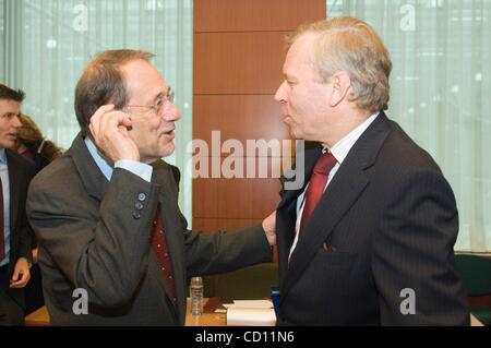 24. November 2008 - Brüssel, Belgien - die Europäische Union hohen Vertreters für die gemeinsame Außen- und Sicherheitspolitik (GASP) beginnen Spanisch, JAVIER SOLANA und NATO-Generalsekretär, niederländische JAAP DE HOOP SCHEFFER auf ein Treffen mit politischen und Sicherheitspolitischen Komitees und Nordatlantikrat auf europäischer Stockfoto