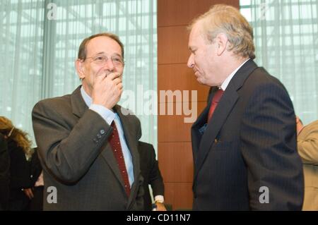 24. November 2008 - Brüssel, Belgien - die Europäische Union hohen Vertreters für die gemeinsame Außen- und Sicherheitspolitik (GASP) beginnen Spanisch, JAVIER SOLANA und NATO-Generalsekretär, niederländische JAAP DE HOOP SCHEFFER auf ein Treffen mit politischen und Sicherheitspolitischen Komitees und Nordatlantikrat auf europäischer Stockfoto