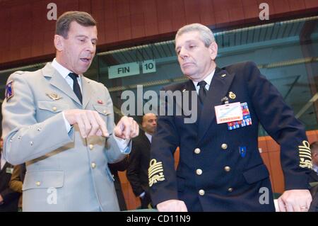 24. November 2008 plaudert - Brüssel, Belgien - Französisch Vorsitzender des Europäischen Militärausschusses, General HENRI BENTEGEAT mit italienischen GIANPAOLO DI PAOLA der Vorsitzende des Nato-Militärausschusses zu Beginn einer Sitzung mit politischen und Sicherheitspolitischen Komitees und North Atlantic Council Europe Stockfoto