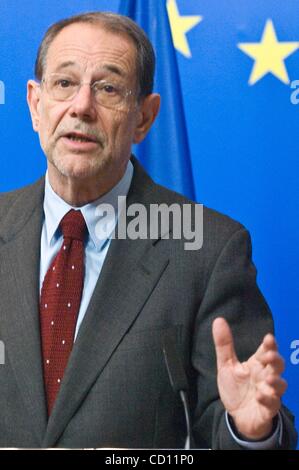 24. November 2008 besucht eine Pressekonferenz am Ende einer Sitzung mit politischen und Sicherheitspolitischen Komitees und Nordatlantikrat am Sitz des Europäischen Rates in Brüssel - Brüssel, Belgien - hohe Vertreter für die gemeinsame Außen- und Sicherheitspolitik, Spanisch, JAVIER SOLANA. (Kredit Bild Stockfoto