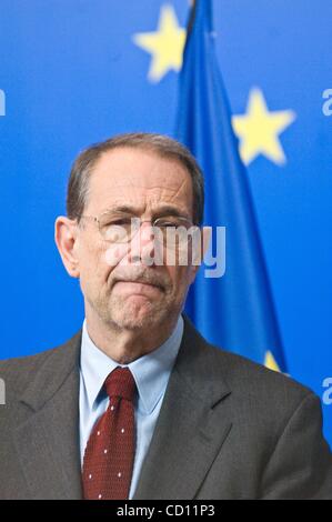 24. November 2008 besucht eine Pressekonferenz am Ende einer Sitzung mit politischen und Sicherheitspolitischen Komitees und Nordatlantikrat am Sitz des Europäischen Rates in Brüssel - Brüssel, Belgien - hohe Vertreter für die gemeinsame Außen- und Sicherheitspolitik, Spanisch, JAVIER SOLANA. (Kredit Bild Stockfoto