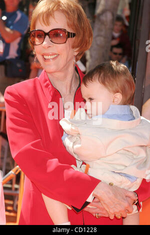 8. März 2008 - Hollywood, Kalifornien, USA - I13050CHW.DR. SEUSS' HORTON hört ein WHO! WELT-PREMIERE. MANN VILLAGE Theater, WESTWOOD, CA.03/08/08.CAROL BURNETT und Enkel (Kredit-Bild: © Clinton Wallace/Globe Photos/ZUMAPRESS.com) Stockfoto