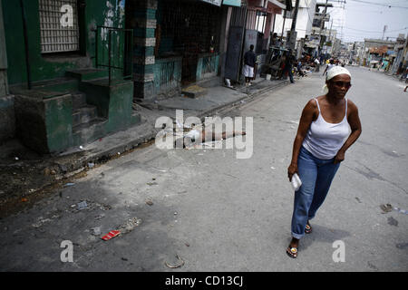 9. April 2008 - Belair, Port-au-Prince, Haiti - eine Frau geht vorbei an den Körper eines Mannes im Belair, Port-au-Prince, Haiti, Mittwoch, 9. April 2008 konfessionslos.  Unruhe über die Entwicklung der Lebenshaltungskosten weiter im Land, obwohl die drei Leichen gefunden im Stadtteil Belair nicht bekannt waren, zu angeschlossenen t Stockfoto