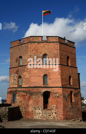 17. April 2008 gegründet - Vilnius, Litauen - Vilnius auf 48 m hohen Gediminas Hügel, gekrönt von einem Turm aus rotem Backstein seit dem 13. Jahrhundert. Litauen (Kredit-Bild: © Aristidis Vafeiadakis/ZUMAPRESS.com) Stockfoto