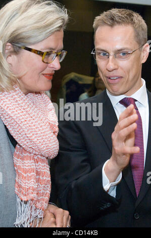 Österreichische Außenministerin Ursula Plassnik (L) plaudert mit Finnish Foreign Minister Alexander Stubb (R) vor der Tagung des EU-Allgemeine Angelegenheiten und Außenbeziehungen in Luxemburg. 29. April 2008. [© von Wiktor Dabkowski]... Stockfoto