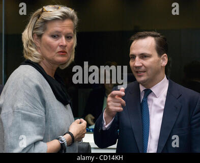 Der polnische Außenminister Radek Sikorski und österreichische Minister, Ursula Plassnik Chat vor einem Europäischen Union allgemeine Angelegenheiten und Außenbeziehungen treffen am 29. April 2008 in Luxemburg. [© von Wiktor Dabkowski]... Stockfoto