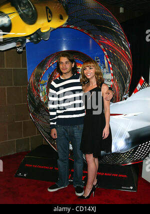 5. Mai 2008 kommen - New York, New York, USA - Emile Hirsch und Christina Ricci für die Premiere von "Speed Racer" auf dem Tribeca Film Festival in New York am 3. Mai 2008.  ..  / K57929TGA(Credit Image: © Terry Gatanis/Globe Photos/ZUMAPRESS.com) Stockfoto