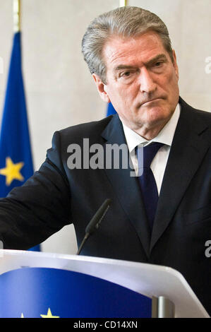 Albanischen Premierminister Sali Berisha und ungesehen EU-Kommissionspräsident Jose Manuel Barroso halten einen Druckpunkt nach ihrer bilateralen Treffen in Brüssel am 5. Mai 2008. [© von Wiktor Dabkowski]... Stockfoto