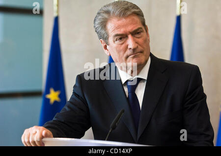 Albanischen Premierminister Sali Berisha und ungesehen EU-Kommissionspräsident Jose Manuel Barroso halten einen Druckpunkt nach ihrer bilateralen Treffen in Brüssel am 5. Mai 2008. [© von Wiktor Dabkowski]... Stockfoto