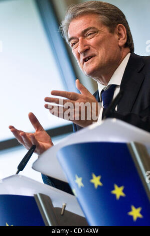 Albanischen Premierminister Sali Berisha und ungesehen EU-Kommissionspräsident Jose Manuel Barroso halten einen Druckpunkt nach ihrer bilateralen Treffen in Brüssel am 5. Mai 2008. [© von Wiktor Dabkowski]... Stockfoto