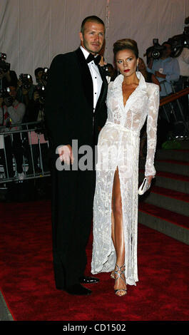 6. Mai 2008 - New York, New York, USA - David und Victoria Beckham kommen im Costume Institute Gala "Superheroes: Fashion And Fantasy" Metropolitan Museum of Art, New York City - Ankünfte - 05-05-2008.K58156TGA. (Kredit-Bild: © Terry Gatanis/Globe Photos/ZUMAPRESS.com) Stockfoto