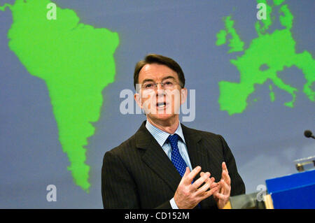 EU-Handelskommissar Peter Mandelson gibt eine Presse zum EU-Lateinamerika-Gipfel in Lima halten vom 15.-16. Mai am 6. Mai 2008, bei der EU-Kommission in Brüssel.  [© von Wiktor Dabkowski]... Stockfoto