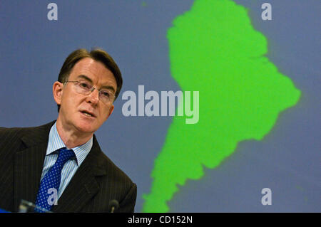 EU-Handelskommissar Peter Mandelson gibt eine Presse zum EU-Lateinamerika-Gipfel in Lima halten vom 15.-16. Mai am 6. Mai 2008, bei der EU-Kommission in Brüssel.  [© von Wiktor Dabkowski]... Stockfoto