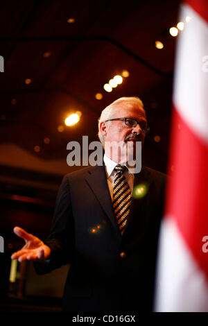 Bob Barr, die 2008 Libertarian Party Präsidentenkandidat beantwortet Fragen nach der Pressekonferenz an der National Presse Club, Washington DC, am 25. Juni 2008. Stockfoto