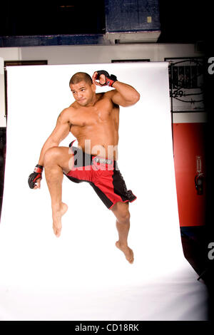 20. August 2008 - stellt Coconut Creek, Florida, USA - The Ultimate Fighting Championship Weltergewicht Kämpfer, THIAGO ALVES '' PITBULL'', Miami, FL, für ein Porträt bei amerikanischen Top-Team-Gym. ALVES kämpfen JON FITCH bei UFC 117 Samstag, 7. August 2010 in Oakland, CA. (Credit-Bild: © Omar Vega/Z Stockfoto