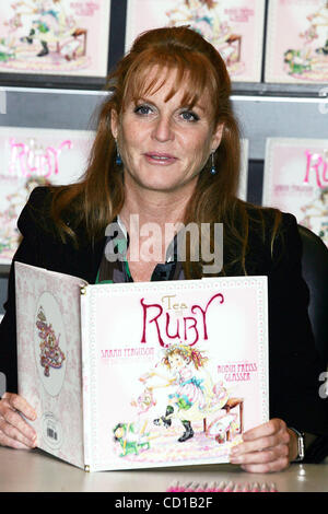 30. September 2008 - New York, New York, USA - SARAH FERGUSON, HERZOGIN von YORK, Zeichen Exemplare ihres neuen Buches "TEA FOR RUBY'' an Grenze Bücher IN NEW YORK am 30. September 2008...  / K59714TGA(Credit Image: © Terry Gatanis/Globe Photos/ZUMAPRESS.com) Stockfoto