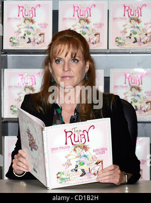 30. September 2008 - New York, New York, USA - SARAH FERGUSON, HERZOGIN von YORK, Zeichen Exemplare ihres neuen Buches "TEA FOR RUBY'' an Grenze Bücher IN NEW YORK am 30. September 2008...  / K59714TGA(Credit Image: © Terry Gatanis/Globe Photos/ZUMAPRESS.com) Stockfoto