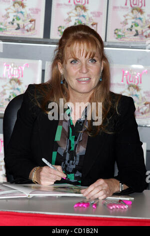30. September 2008 - New York, New York, USA - SARAH FERGUSON, HERZOGIN von YORK, Zeichen Exemplare ihres neuen Buches "TEA FOR RUBY'' an Grenze Bücher IN NEW YORK am 30. September 2008...  / K59714TGA(Credit Image: © Terry Gatanis/Globe Photos/ZUMAPRESS.com) Stockfoto