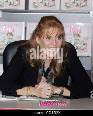 30. September 2008 - New York, New York, USA - SARAH FERGUSON, HERZOGIN von YORK, Zeichen Exemplare ihres neuen Buches "TEA FOR RUBY'' an Grenze Bücher IN NEW YORK am 30. September 2008...  / K59714TGA(Credit Image: © Terry Gatanis/Globe Photos/ZUMAPRESS.com) Stockfoto