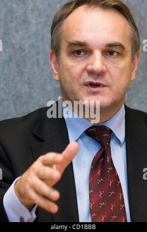 Polnischen Vize-Premierminister für Enterprice Waldemar Pawlak im Rahmen einer Pressekonferenz über Energie-Diskussionen nach einem Verkehr, Telekommunikation und Energie treffen am Sitz EU-Rates in Luxemburg am 10. Oktober 2008.  [© von Wiktor Dabkowski]... Stockfoto