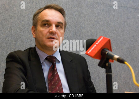 Polnischen Vize-Premierminister für Enterprice Waldemar Pawlak im Rahmen einer Pressekonferenz über Energie-Diskussionen nach einem Verkehr, Telekommunikation und Energie treffen am Sitz EU-Rates in Luxemburg am 10. Oktober 2008.  [© von Wiktor Dabkowski]... Stockfoto