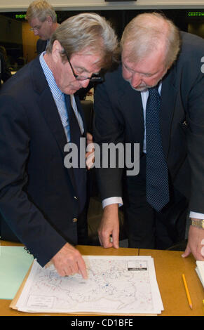 Französische Außenminister Bernard Kouchner (L) sieht Georgien Karte mit slowenische Außenminister Dimitrij Rupel am 13. Oktober 2008 vor einem General Affairs Councill treffen am Sitz der EU in Luxemburg. Kouchner war am 13. Oktober über die Chancen, die, denen die Europäische Union würde schnell wieder, vorsichtig Stockfoto