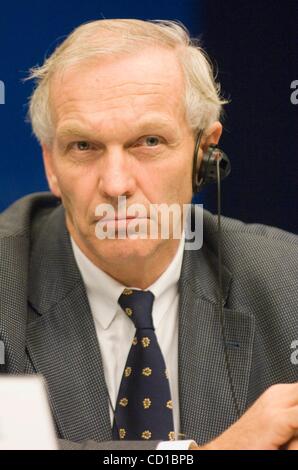 15. Oktober 2008 ist während der Pressekonferenz am dreigliedrigen Sozialgipfel für Wachstum und Beschäftigung vor einem Gipfel des Europäischen Rates am Sitz des Europäischen Rates - Brüssel, Belgien - GEORG TOIFL Präsident der Europäischen Union des Handwerks, kleine und mittlere Unternehmen abgebildet. Stockfoto