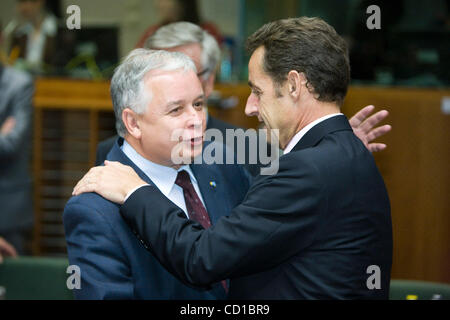 Polnische Präsident Lech Kaczynski (L) und der französische Präsident Nicolas Sarkozy in der ersten Sitzung der EU-Gipfel in Brüssel, 15. Oktober 2008. Europäischen Staats-und Regierungschefs treffen sich in Brüssel zu einem zweitägigen Gipfel, die sich auf die globale Finanzkrise und der Block Beziehungen wird Stockfoto