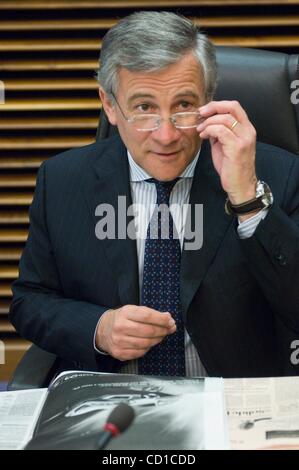 29. Oktober 2008 Hauptquartier - Brüssel, Belgien - Europäische Kommissar für Verkehr Italian ANTONIO TAJANI zu Beginn des außergewöhnlichen Meetign der Europäischen Kommission zur Finanzkrise und Wirtschaft auf EU-Ebene in Brüssel. (Kredit-Bild: © Wiktor Dabkowski/ZUMA Press) Stockfoto